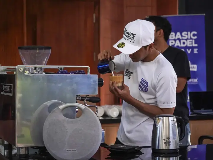 Barista pouring coffee